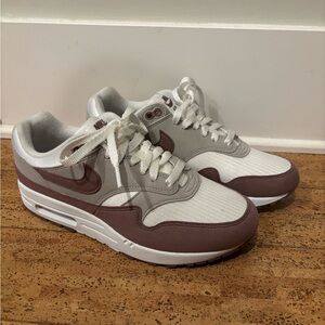 Nike White and Mauve Sneakers with Air Max Cushioning